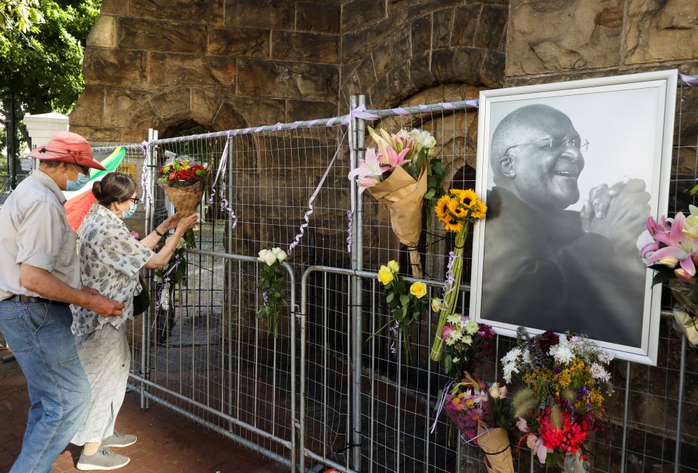 Mourners pay their respects to the late Anglican Archbishop Desmond Tutu outside St. George's Anglican Cathedral in Cape Town, South Africa. (CNS/Reuters/Mike Hutchings)