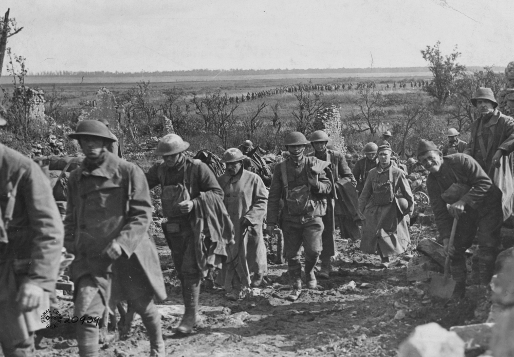 An American machine gun company passes through the ruins of a French village in advance of the Battle of Saint-Mihiel in September 1918. (U.S. National Archives)