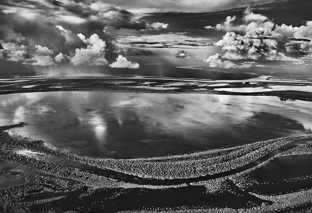 Anavilhanas, forest islands of the Rio Negro, in 2009 in Amazonas state, Brazil (© Sebastião Salgado/Contrasto)