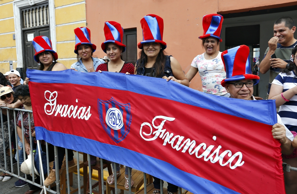 People hold a banner thanking Pope Francis along the parade route for the pope in Trujillo, Peru, Jan. 20. (CNS/Paul Haring)