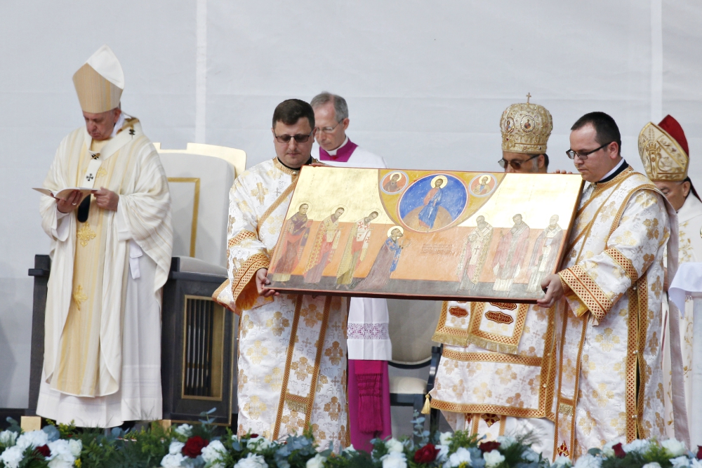 Clergy carry an icon of seven martyred bishops of the Eastern-rite Romanian Catholic Church as Pope celebrates a Divine Liturgy and the beatification of the seven bishops in Blaj, Romania, June 2. (CNS/Paul Haring)