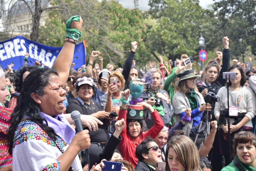 Aura Lolita Chávez Ixcaquic, a la izquierda, se dirige a los participantes en una manifestación. (Cortesía Consejo de Pueblos K'iche)