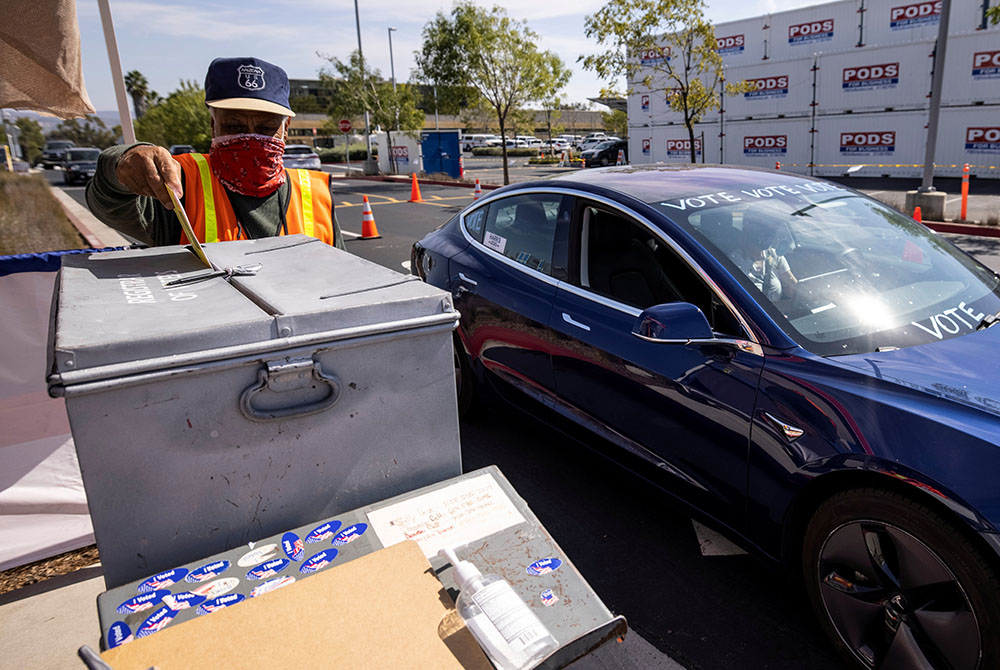 Residents of San Diego drive up to drop off their mail-in ballots at the offices of the Registrar of Voters for San Diego County Oct. 19. (CNS/Reuters/Mike Blake)