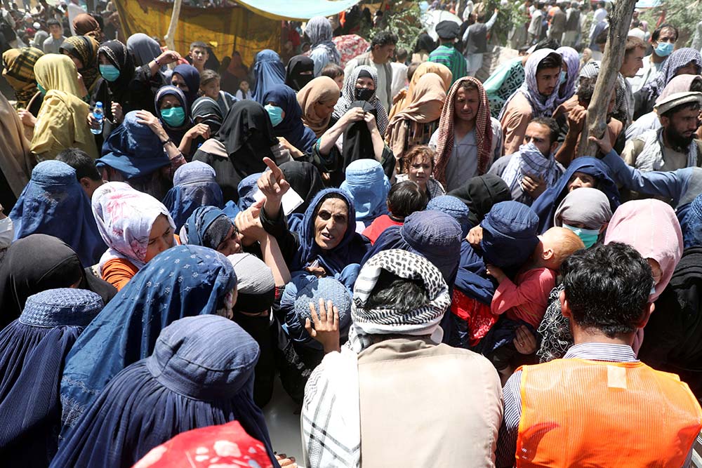 Internally displaced families from northern provinces of Afghanistan, who fled from their homes due the fighting between Taliban and Afghan security forces, take shelter at a public park in Kabul Aug. 10. (CNS/Reuters)