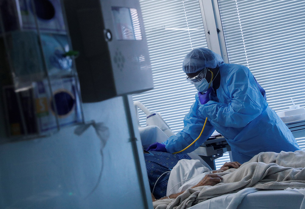 A registered nurse in Little Rock, Arkansas, checks on a COVID-19 patient Aug. 16, 2021, at the University of Arkansas for Medical Sciences. (CNS/Reuters/Shannon Stapleton)