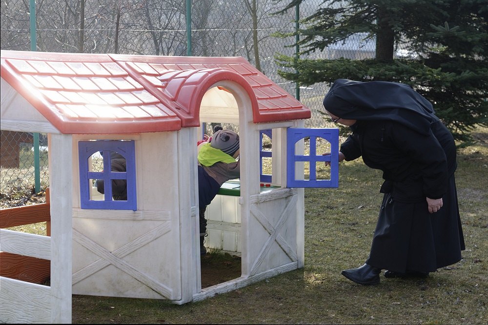 Sister Zuzanna plays with Ukrainian refugee children at a kindergarten run by the Missionary Sisters of the Holy Family in Lublin, Poland, on March 17. (CNS/Katarzyna Artymiak)