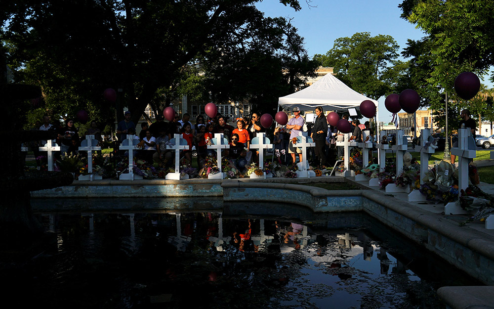 People seen in front the Uvalde County Courthouse in Texas, May 26, mourn the victims of the mass shooting at Robb Elementary School. (CNS/Reuters/Veronica G. Cardenas)