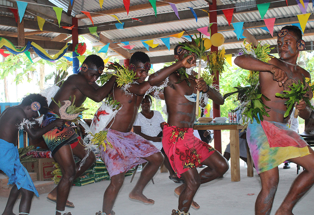 Los alumnos bailan durante la graduación de noviembre de 2021 en el salón comunitario del Centro San Isidro. (Foto: cortesía María Fe Rollo)