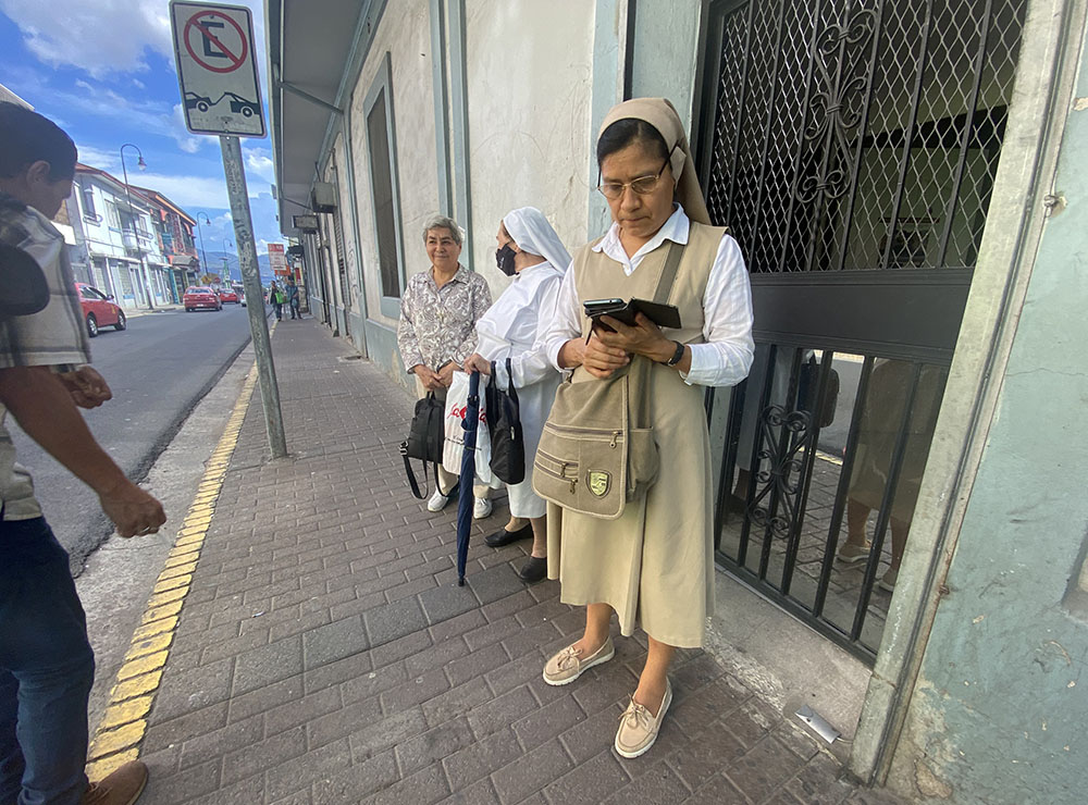 La Hna. Verónica Cortez Méndez espera, junto a otras religiosas, en la puerta de la oficina de la pastoral migrante de la Arquidiócesis de San José, Costa Rica, el 30 de marzo. La misionera carmelita es parte de un grupo que ha ayudado a las religiosas a atender las oleadas de migrantes que pasan por Costa Rica.