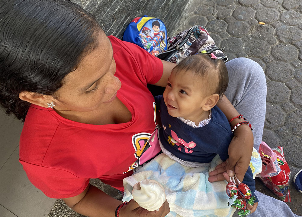 Andreína González, de Venezuela, juega con su hija Yulianis, de 10 meses, en el centro de San José, Costa Rica, el 31 de marzo del 2023. Como muchos migrantes venezolanos, González viajó por Costa Rica en marzo con dos hijos, esperando ingresar a Estados Unidos y  huyendo de la situación económica de su país.