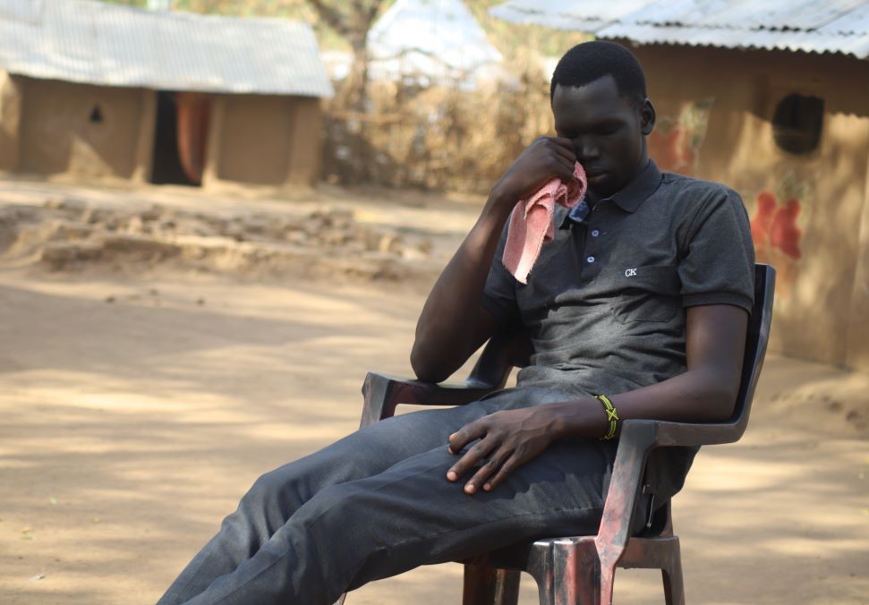 Un joven de la tribu dinka llora en el campo de refugiados de Kakuma el 17 de febrero mientras relata los horrores que sufrió a manos de los rebeldes nuer en Sudán del Sur antes de buscar refugio en el campo. (Fotografía: GSR/Doreen Ajiambo)