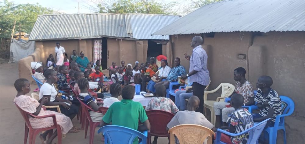 Refugiados dinka y nuer acuden a una reunión organizada por religiosas para debatir la importancia de mantener la paz, reconciliarse y perdonarse mutuamente mientras conviven en el campo de refugiados de Kakuma. (Foto: cortesía de las Hermanas Misioneras de Charles De Foucauld) 