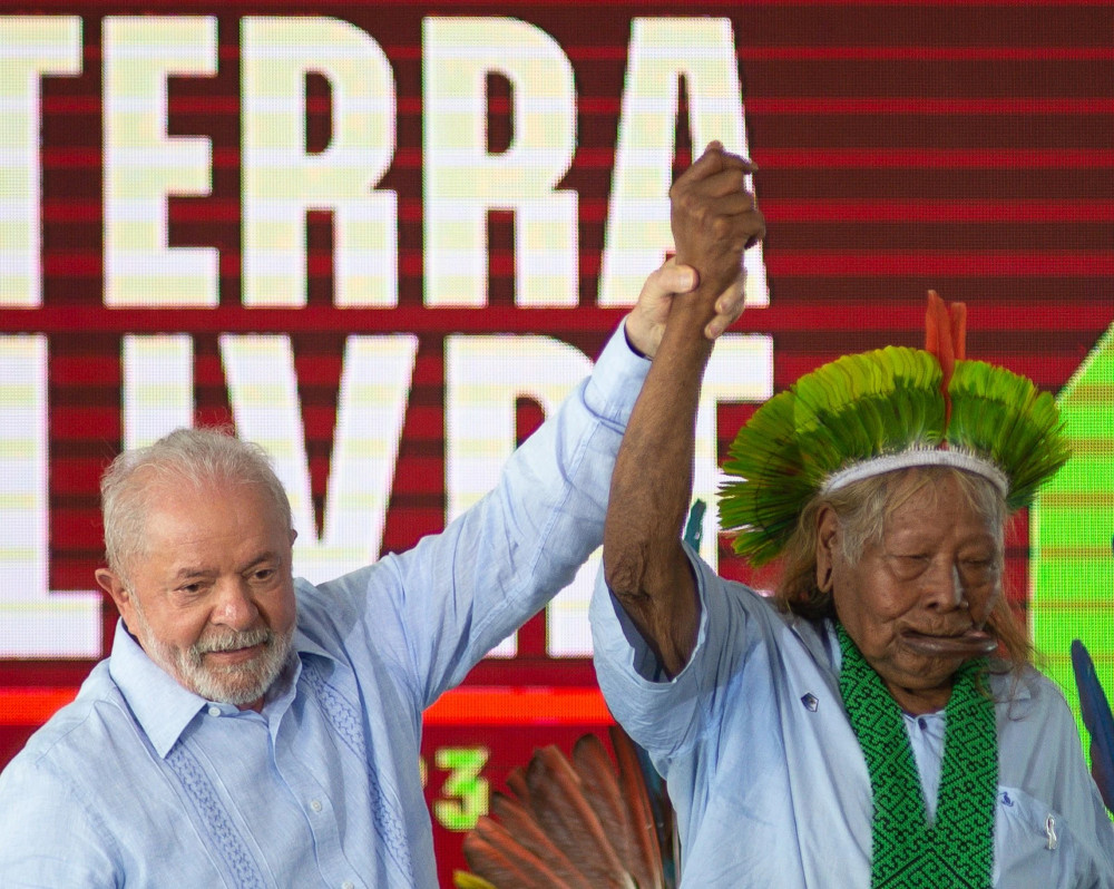 President of Brazil Luiz Inácio Lula da Silva and Chief of the Kayapo people Raoni Metuktire (R) raise hands during the Free Land Camp closing ceremony on April 28, 2023 in Brasilia, Brazil. (Getty Images/Andressa Anholete)