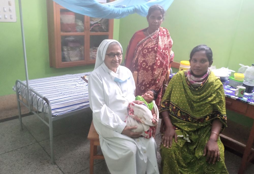 La Hna. Sandra Joseph, quien pertenece a las Hermanas de la Caridad de los Santos Bartolomea Capitanio y Vincenza Gerosa, visita a un recién nacido y a sus familiares en el Hospital San Vicente de Dinajpur (Bangladés), donde ejerce su ministerio desde hace 42 años. (Foto: Sumon Corraya)