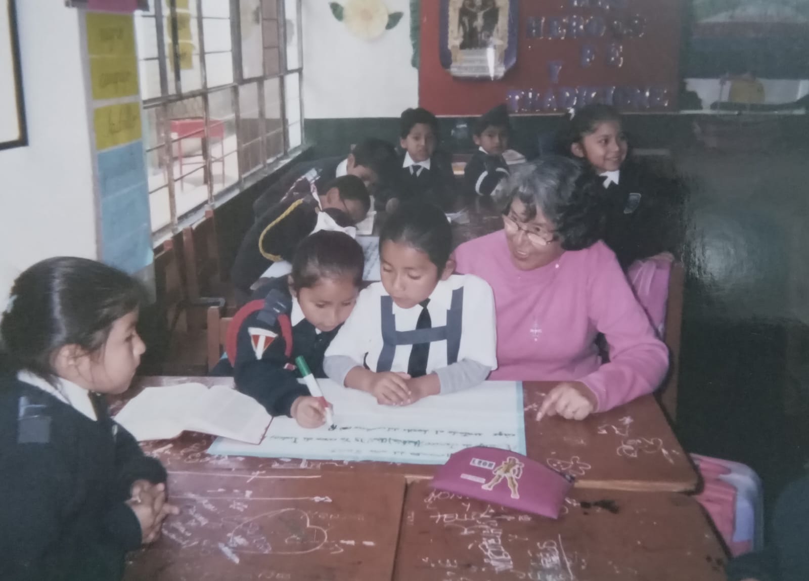 Flórez, a la derecha, con los Niños de la Fuerza Aérea del Perú en el distrito de Surco de Lima, Perú, el 8 de mayo de 2005. (Foto: cortesía de Cristina Flórez González)