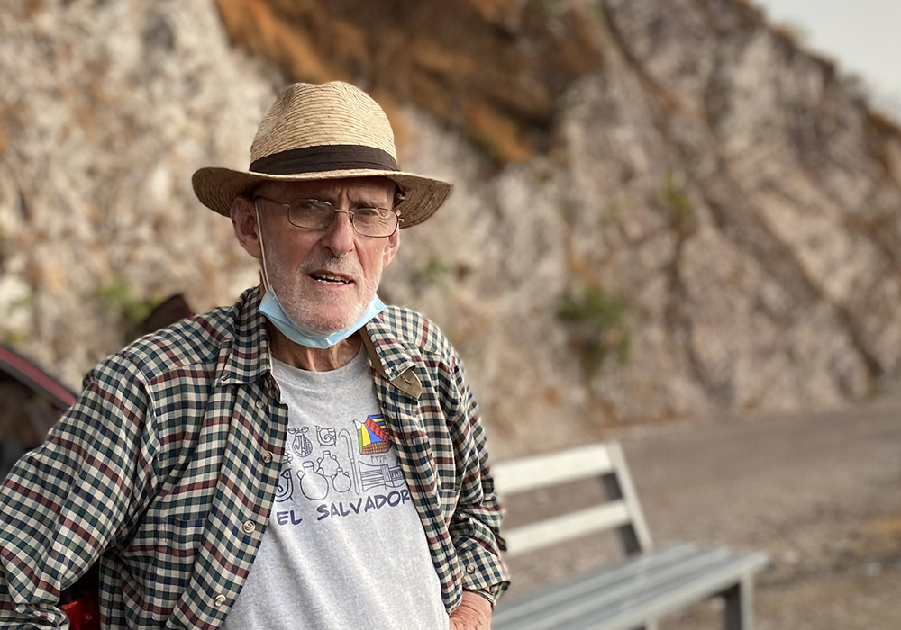 El padre franciscano Brendan Forde toma un descanso en rumbo a Las Vueltas, Chalatenango, en el norte de El Salvador, el 13 de abril de 2021. Forde, un fraile misionero irlandés, vivía en Las Vueltas, pero murió el 8 de julio de 2023 durante una visita a su país natal. (Foto de NCR/Rhina Guidos)