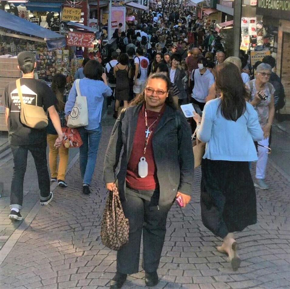 Con la ayuda de un traductor electrónico de japonés, la hermana Sandra Margarita Sierra Flores, de las Hermanas de Notre Dame, se mezcla con la multitud mientras explora una concurrida calle en Shibuya, Japón. (Foto:cortesía de Sandra M. Sierra F.)