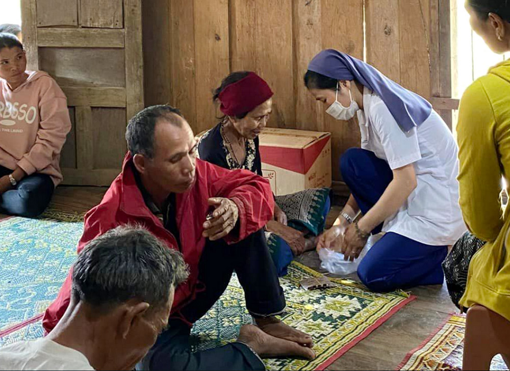 Lovers of the Holy Cross of Hue Sr. Mary Phan Thi Sa gives free health checkups and medicines to a Van Kieu ethnic family in April. (GSR photo/Joachim Pham)