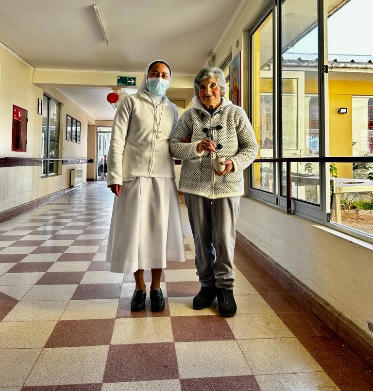 La madre María de los Ángeles con la residente Teresita Aquea, del hogar La Visitación de María, Fundación Las Rosas, en La Serena. (Foto: cortesía Virginia Vargas)