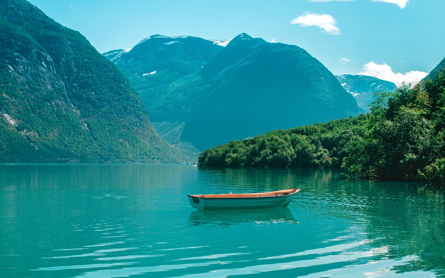 En la serenidad del corazón, encontramos el refugio que llena el vacío. Como una barca en un tranquilo lago, el consuelo interior nos guía hacia la paz. (Foto: pxfuel)