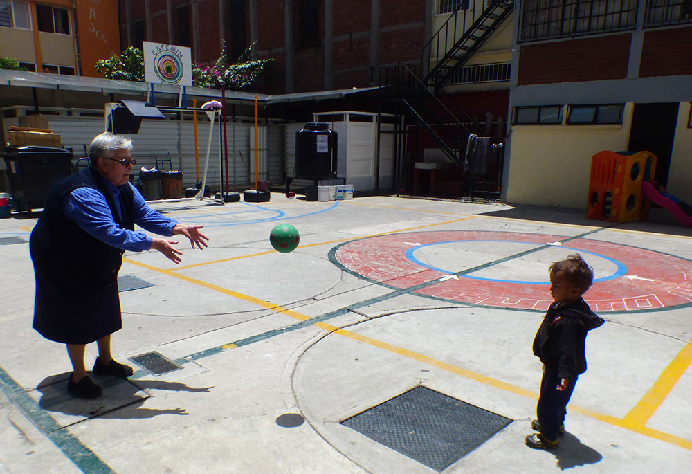 La Hna. María Soledad Morales Ríos, de las Hermanas Josefinas, juega a la pelota con un niño el 24 de agosto en el albergue Cafemin de Ciudad de México. En los dos últimos años, el albergue que gestiona su congregación, con capacidad para 100 personas, ha tenido que dar cabida a 800 debido al creciente número de migrantes que pasan por Ciudad de México. (Fotografía: GSR/Rhina Guidos)