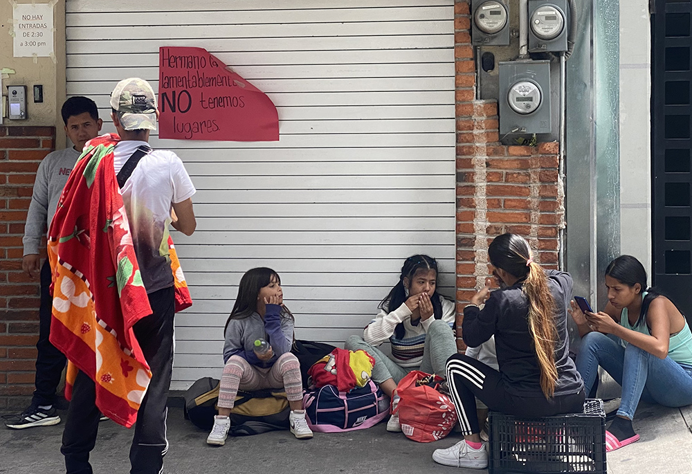 Un grupo de migrantes descansa frente al refugio Cafemin en Ciudad de México, el 24 de agosto, cerca de un cartel en la puerta que indica que no hay más espacio en el interior. Con el creciente número de migrantes que se dirigen hacia Estados Unidos, los refugios situados a lo largo de la ruta que va desde Sudamérica hasta la frontera sur de Estados Unidos superan su capacidad de ayuda. (Foto: GSR/Rhina Guidos)