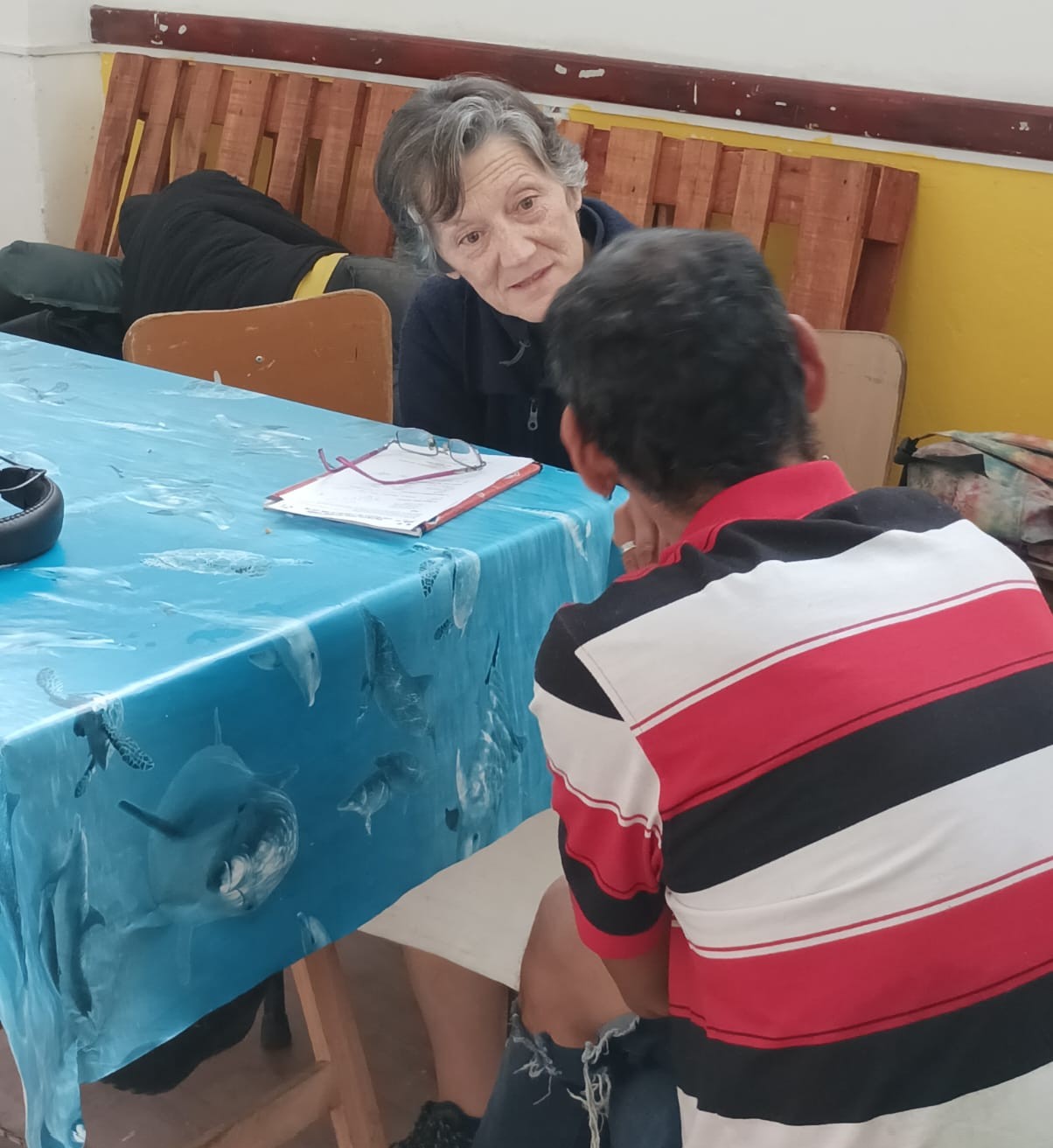 En el Espacio Compa de la Iglesia Metodista, en convenio con el Mides, en Montevideo, algunas personas que viven en la calle se acercan para tener con quienes socializar y para recibir propuestas de talleres y formación en general, además de alimentación. (Foto: cortesía Víctor Geymonat)