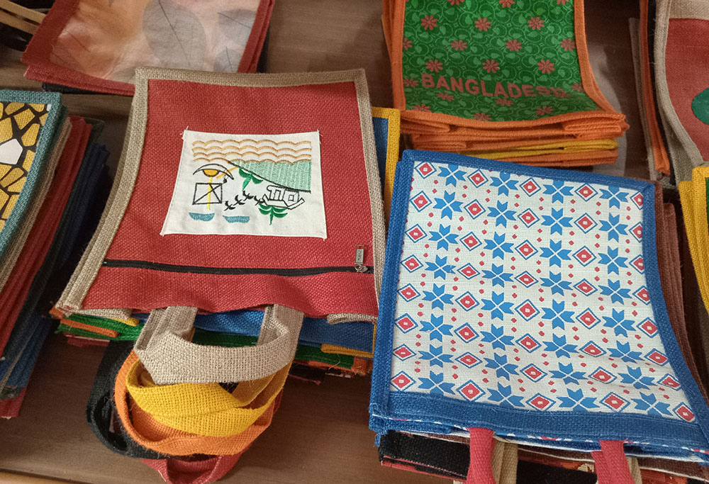 Bolsos artesanales de yute confeccionados por las mujeres del CJW. (Foto: Sumon Corraya)