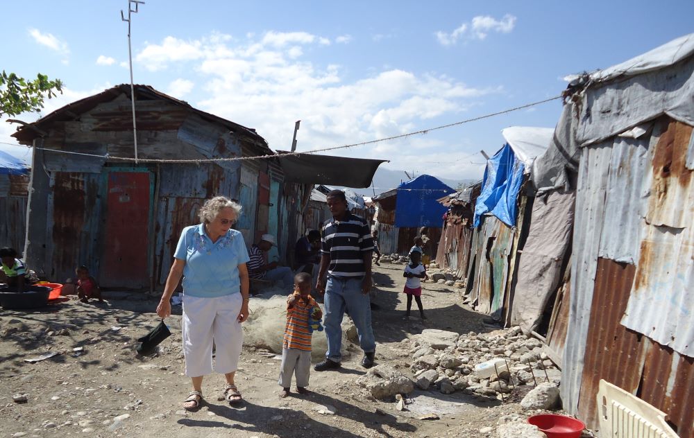 La Hna. Judy Dohner, fotografiada aquí en Cite Soleil, Haití, trabajó como enfermera y administradora de hospital en el país caribeño de 2002 a 2018. Ella regresó a Estados Unidos y ahora trabaja como voluntaria ayudando a inmigrantes en Immokalee, y sigue de cerca la situación en Haití, que según ella es muy sombría. (Foto: cortesía de Judy Dohner) 