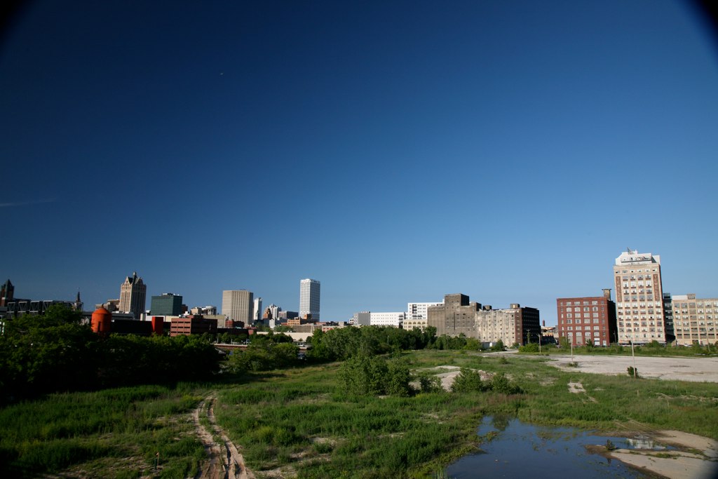 The Milwaukee skyline from the Near South Side, 2010 (Wikimedia Commons/vincent desjardins)