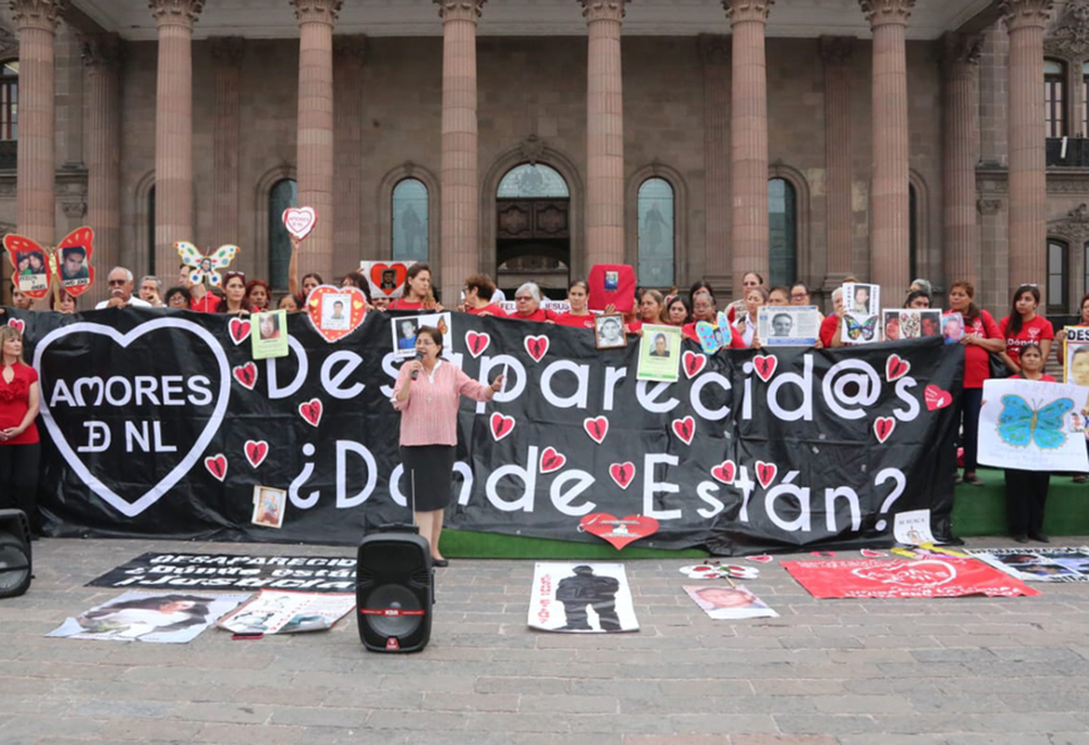 En la imagen Morales con integrantes de Amores, el 30 de agosto de 2015, durante el Día Internacional de las Víctimas de Desapariciones Forzadas. Cada agosto madres de víctimas, junto con la religiosa marchan por el centro de Monterrey y se reúnen frente al Palacio de Gobierno de Nuevo León para exigir justicia para los torturados, desaparecidos y asesinados en el noreste de México. (Foto: cortesía Consuelo Morales)