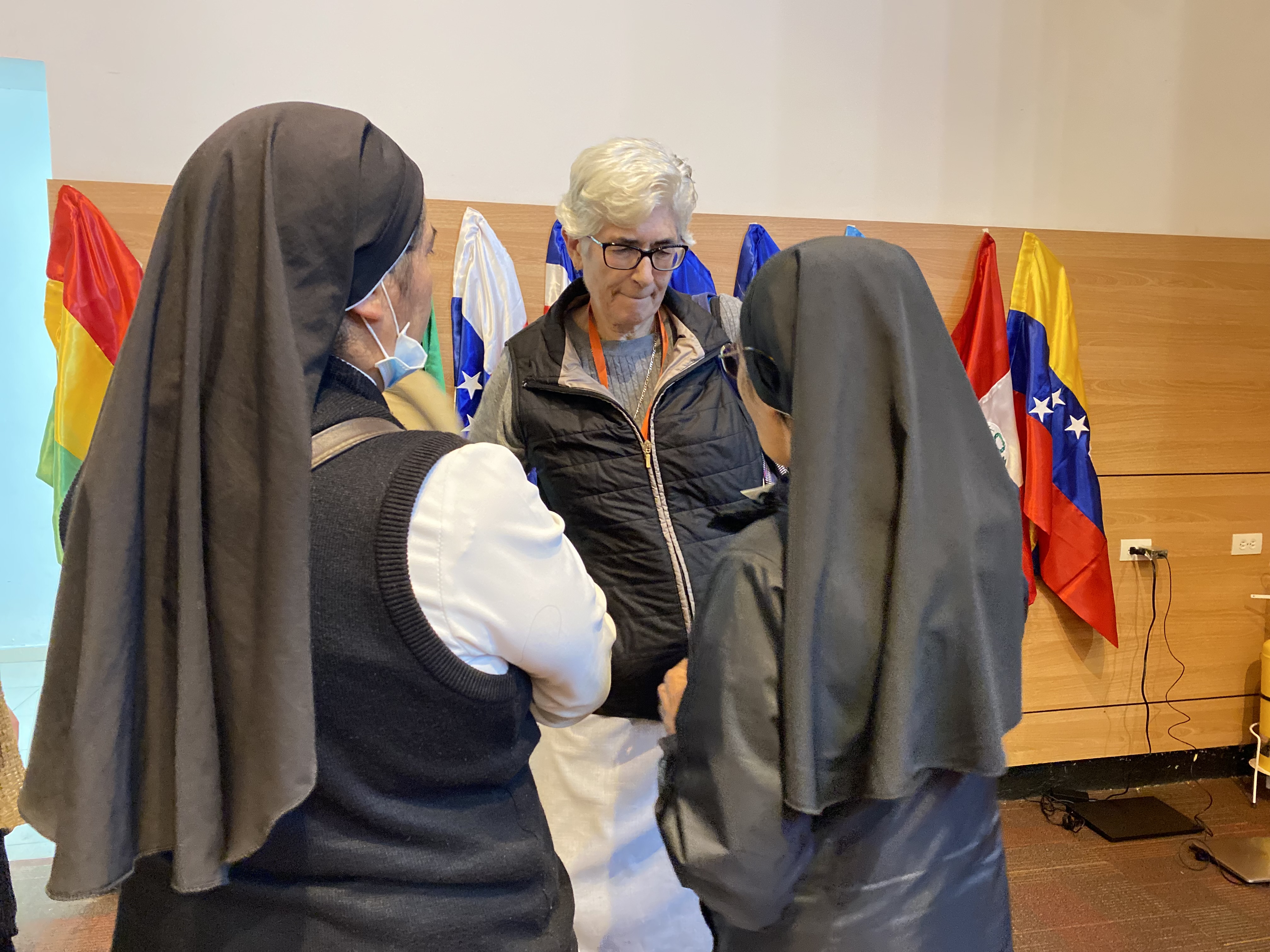 La Hna. María de los Dolores Palencia Gómez, de las Hermanas de San José de Lyon, quien trabaja con migrantes en México, se detiene a charlar con dos hermanas en Bogotá, Colombia, 24 de noviembre de 2023. La religiosa dijo  que la enseñanza cristiana hacia los migrantes puede encontrarse en el libro de Mateo, "que nos dice claramente: 'Me vestisteis, era extranjero y me acogisteis'". (Foto: GSR/Rhina Guidos)