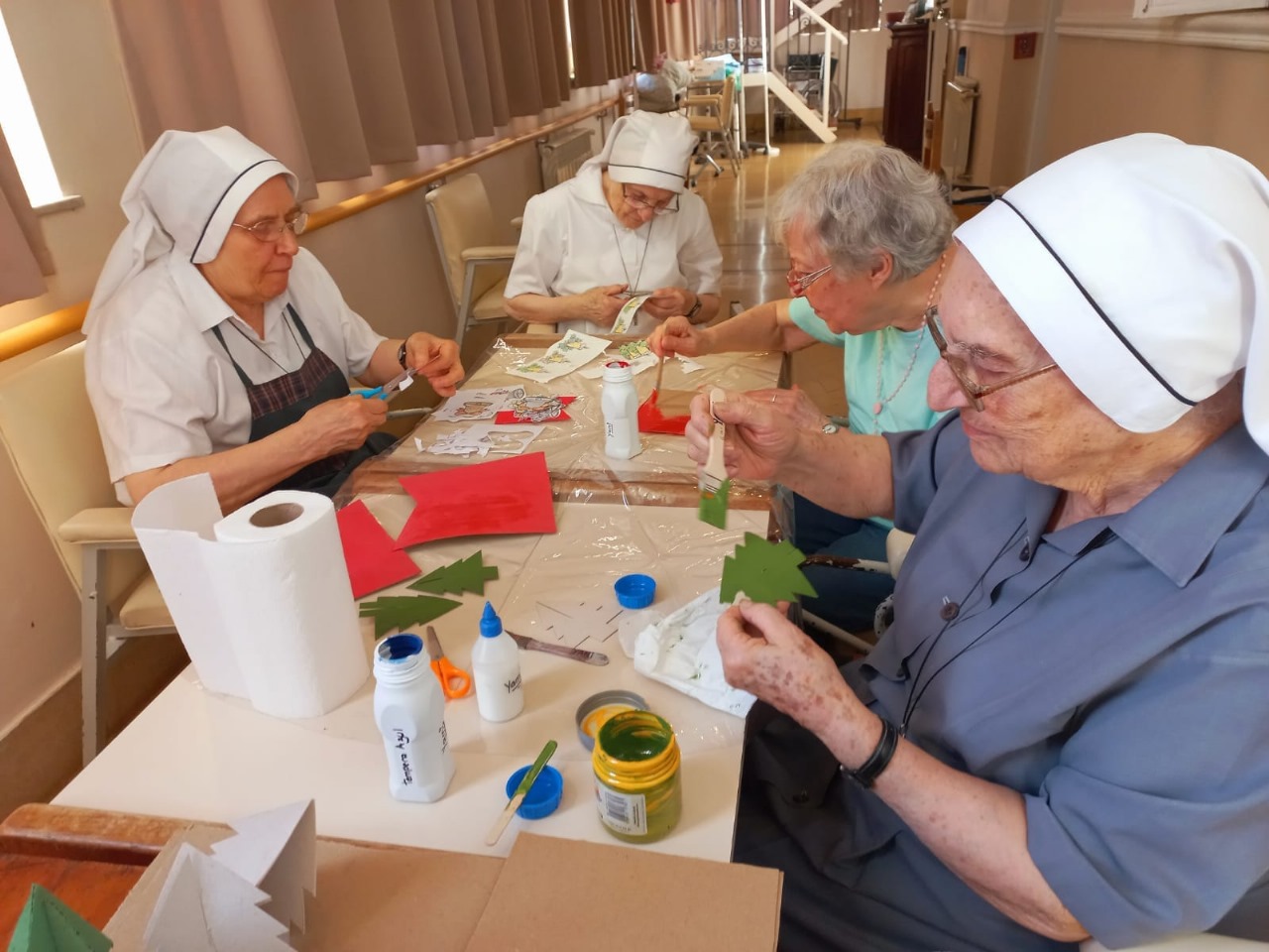 Las hermanas Jorgelina Stechina, Rosa Rodríguez  y Constantina Vigani junto a Maruca Ferreri (laica) en el taller de arte en la comunidad del Redentor de las Hermanas de la Virgen Niña. (Foto: cortesía Hna. María Inés Castellaro)