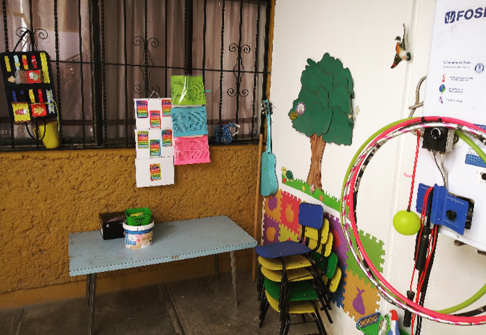 Every afternoon, the children of the single mothers do their homework, study and draw in the courtyard with the help of the three sisters. 