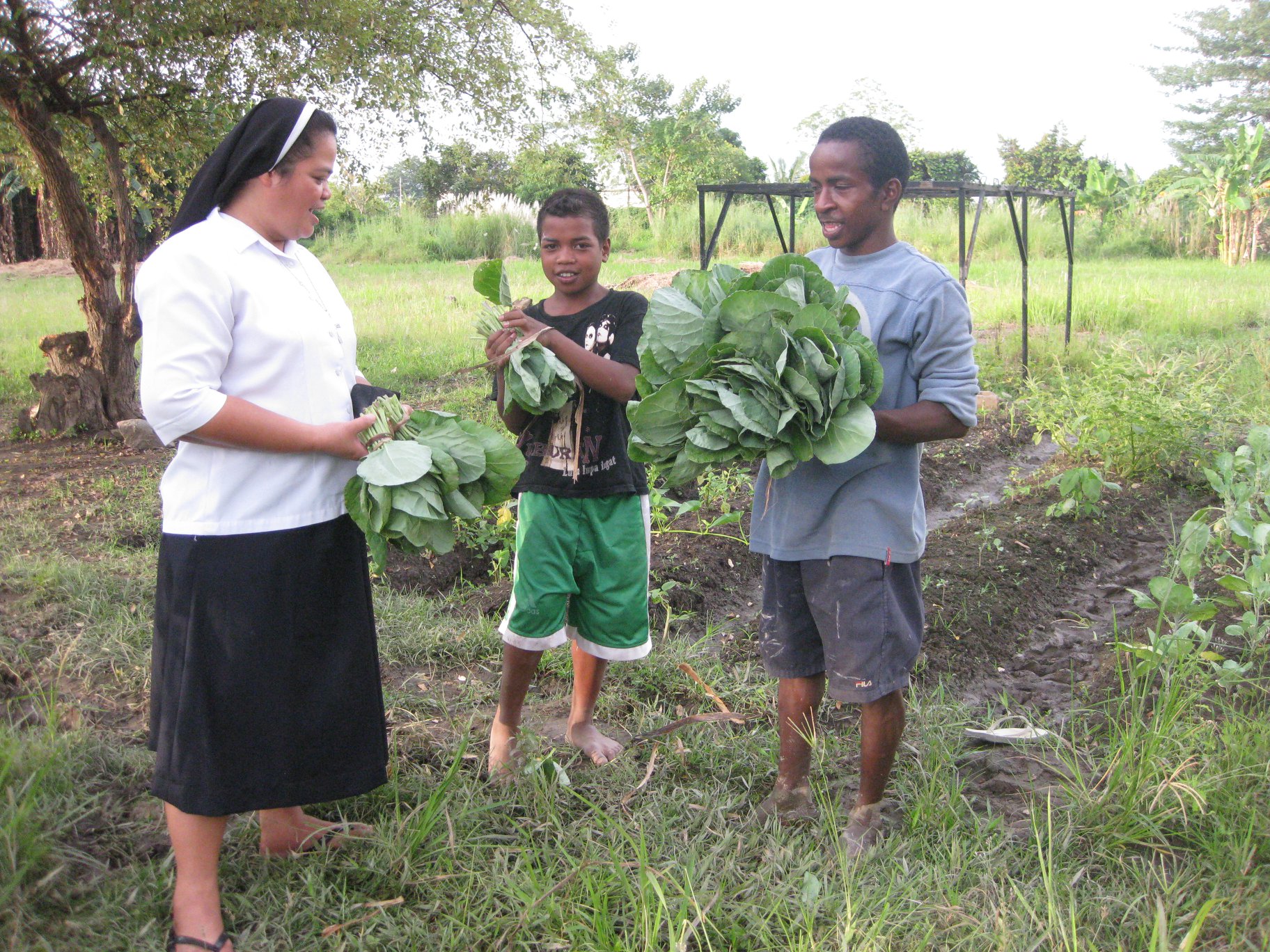 La Hna. María Valentina Rebollos Paragas en el huerto que ella y las hermanas sembraron en 2006 para poder alimentar a los niños del orfanato improvisado en las montañas de Natarbora, cerca de Bidau, Timor Oriental. (Foto: cortesía Hna. María V. Rebollos P.)