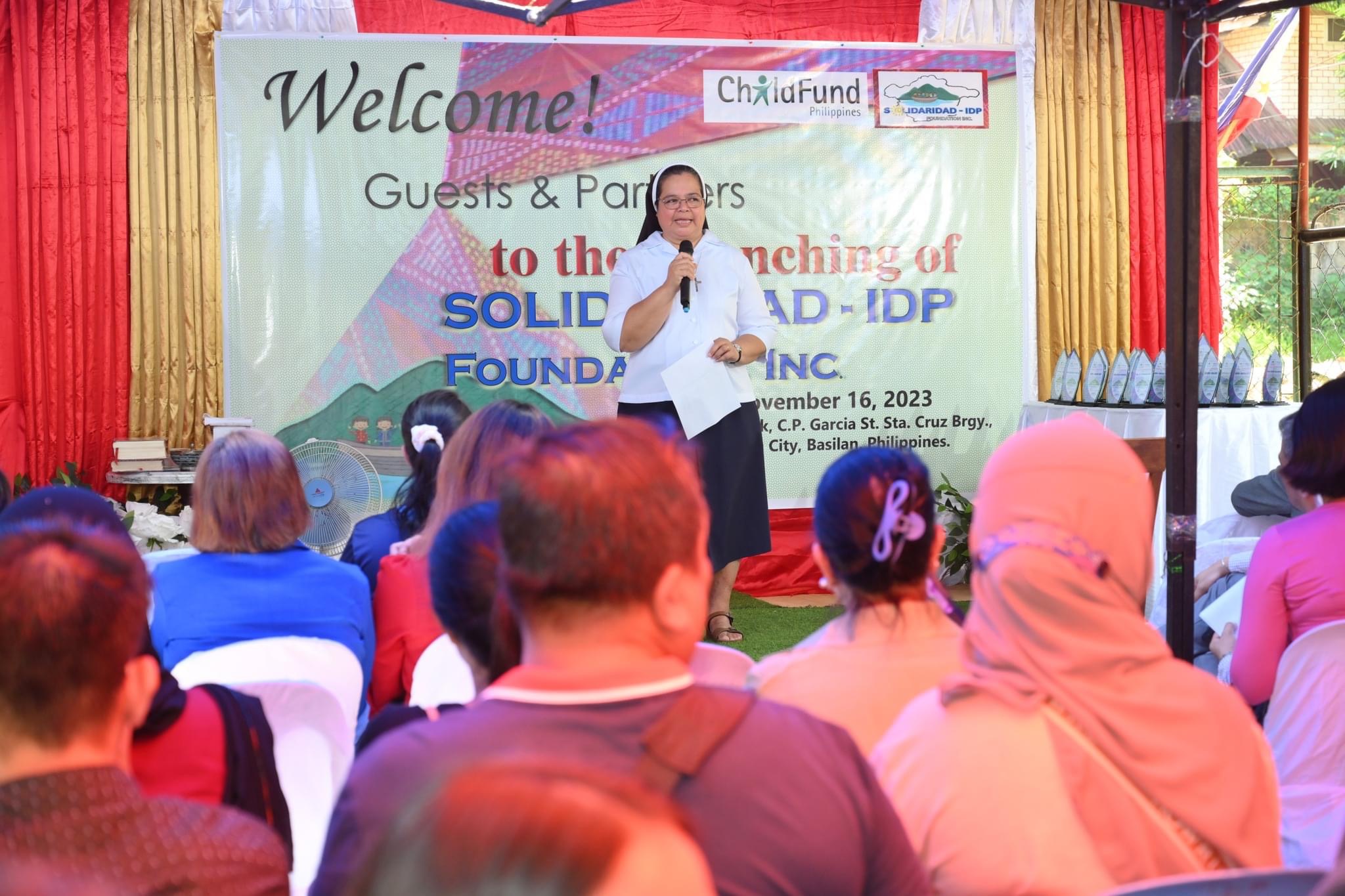 La Hna. María Valentina Rebollos Paragas durante la inauguración del edificio de la Fundación Solidaridad-Inspiración de los Pobres en noviembre de 2023. Esta organización atiende a más de 1500 niños en la ciudad de Isabela, provincia de Basilan, Filipinas, y es dirigida por la religiosa. (Foto: cortesía Hna.  María V. Rebollos P.)