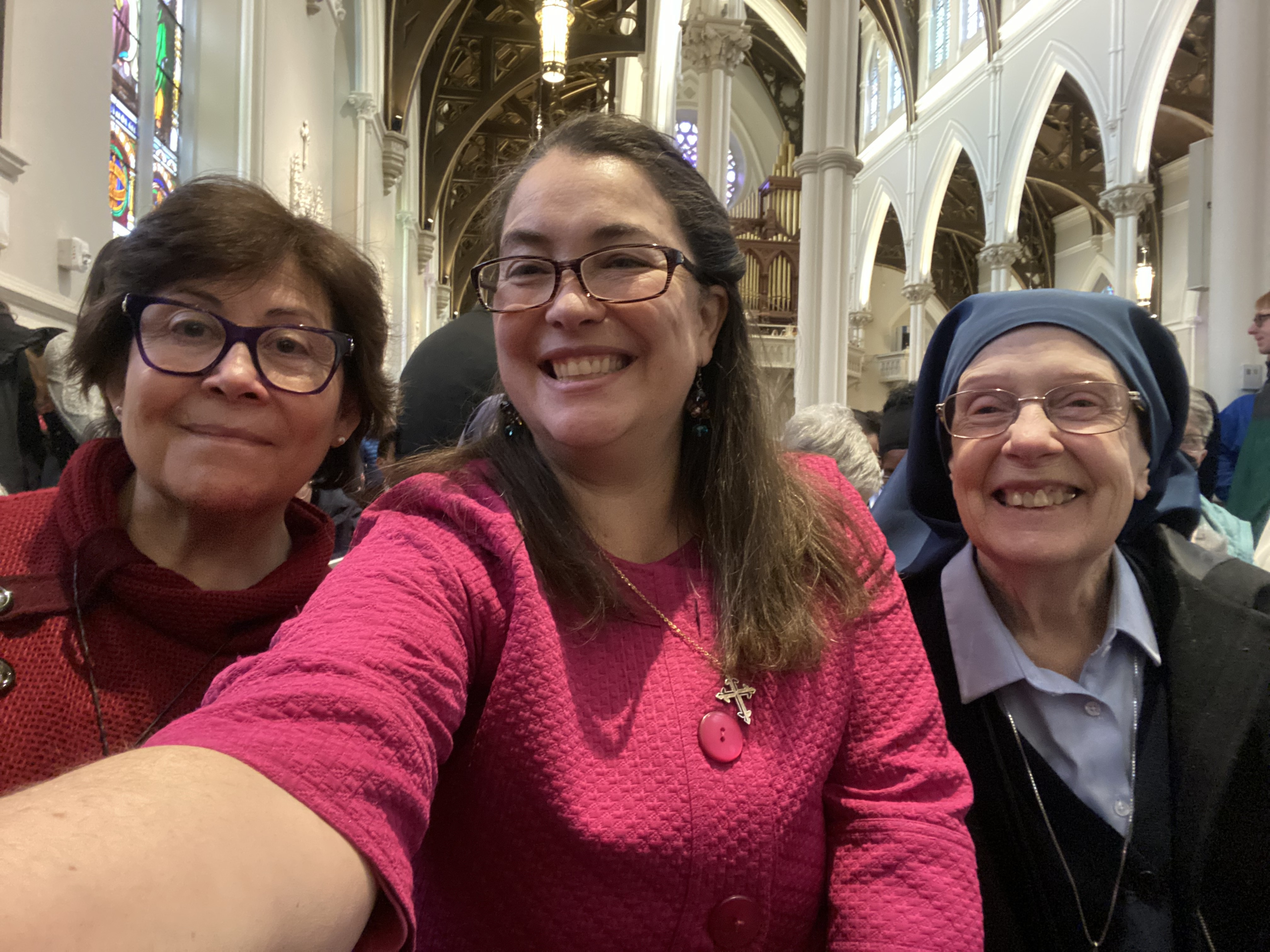 Las religiosas Bárbara Gutiérrez, SND de Namur; Ana González, OP, y Marylou Winters, FSP, durante la consagración episcopal del obispo auxiliar de Boston, monseñor Cristiano G. Borro Barbosa (Foto: Ana González)