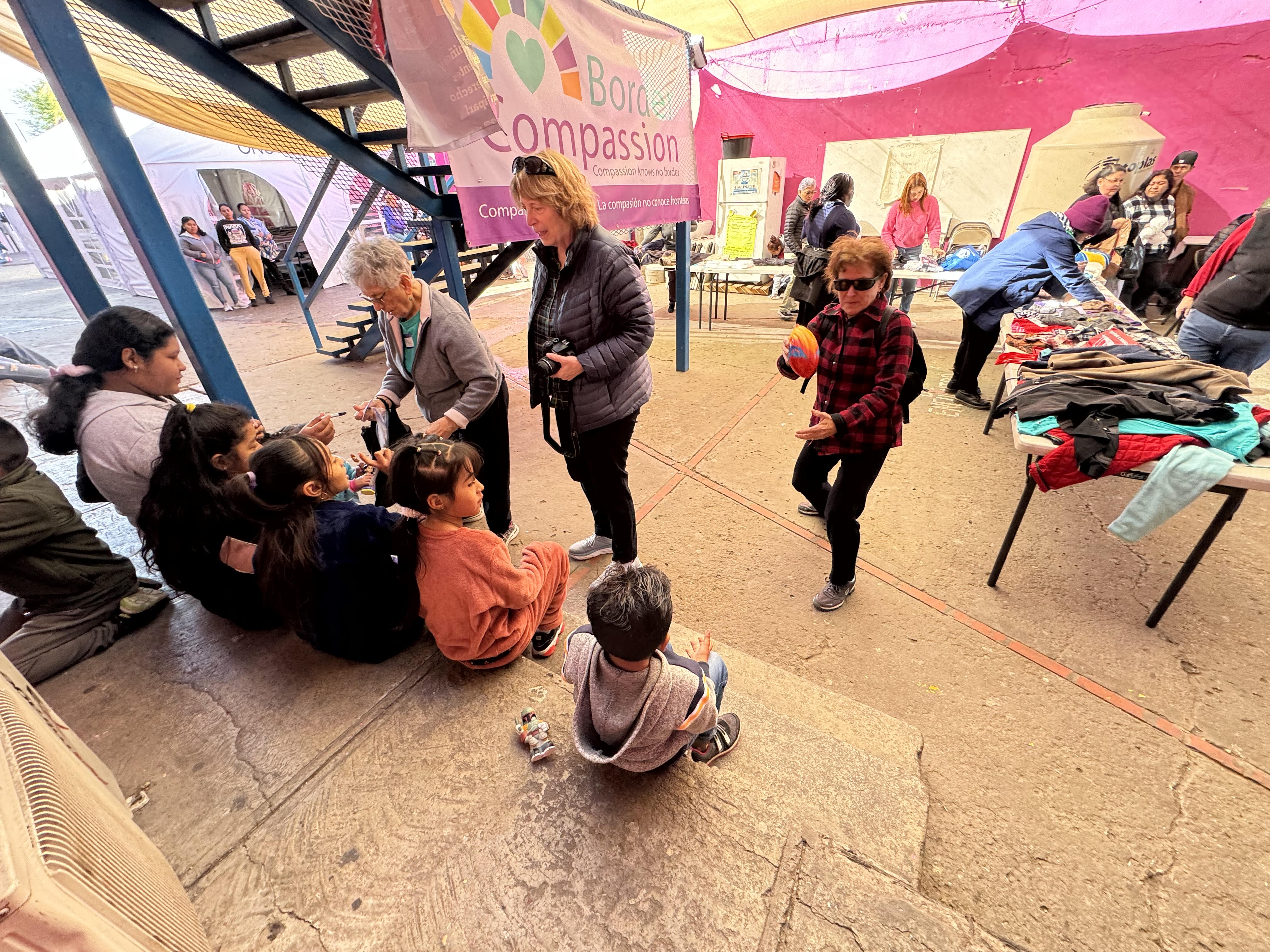 La Hna. Carol Selak, a la derecha en la imagen, juega con un niño mientras otras hermanas saludan a los migrantes en el albergue Cobina Posada del Migrante, el 8 de febrero de 2024 en Mexicali, México. Selak, de las Hermanas del Santo Nombre de Jesús y María de California, participó en una peregrinación de cinco días para discernir el papel de las comunidades religiosas en la frontera entre Estados Unidos y México. (Foto: Rhina Guidos)