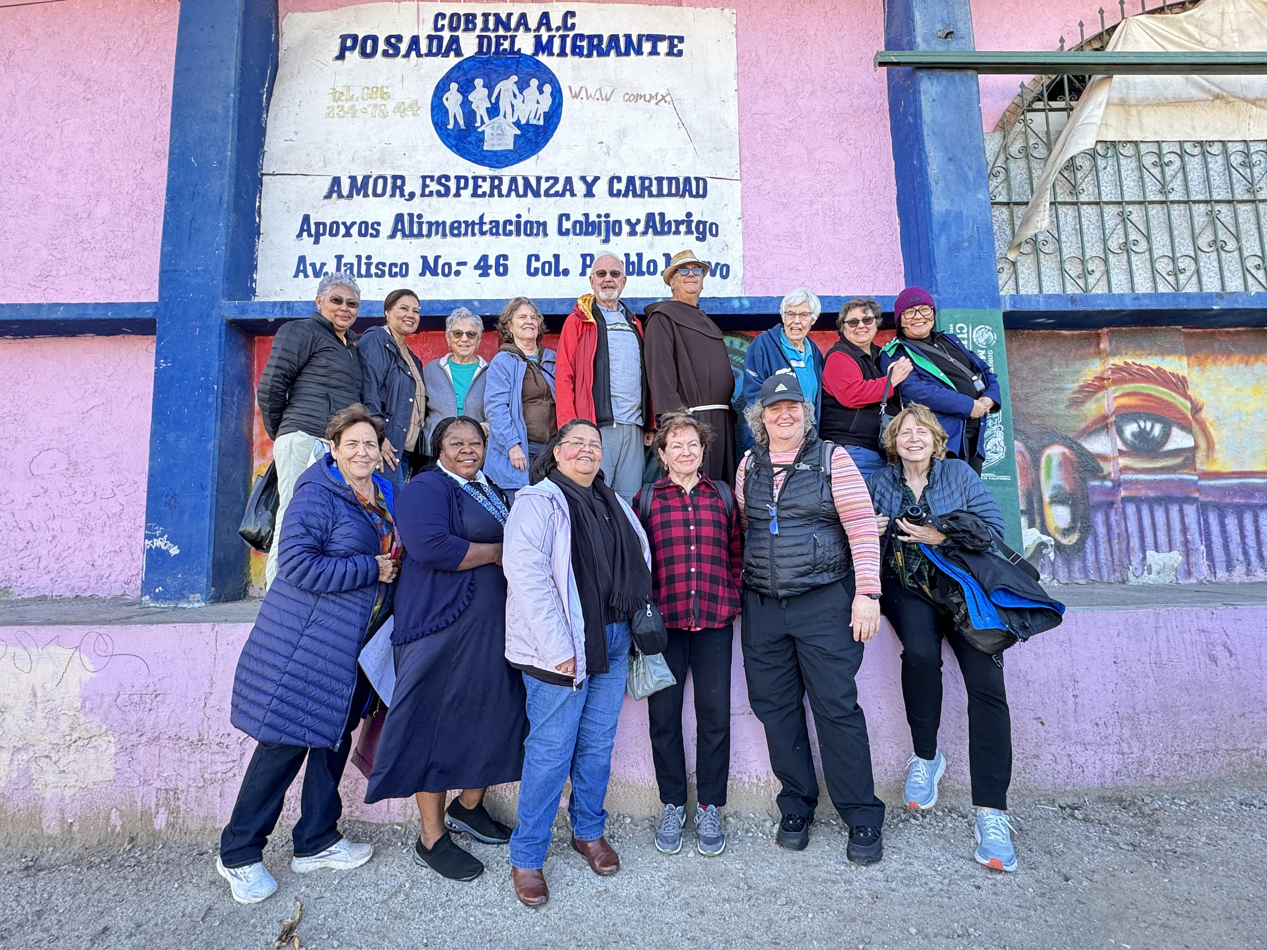 Un grupo de religiosas, religiosos y colaboradores posan para una fotografía en el exterior del albergue Cobina Posada del Migrante en Mexicali, México, el 8 de febrero, tras una visita a la frontera entre Estados Unidos y México; todos ellos formaban parte de un grupo que participó en una peregrinación de cinco días para discernir cómo pueden responder las comunidades religiosas en la frontera sur de EE. UU. (Foto: Rhina Guidos) 