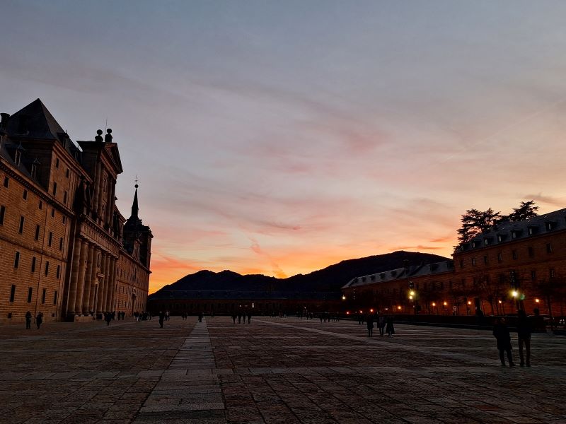 Atardecer frente al Monasterio de San Lorenzo de El Escorial, en Madrid España. (Foto: Magda Bennásar) 