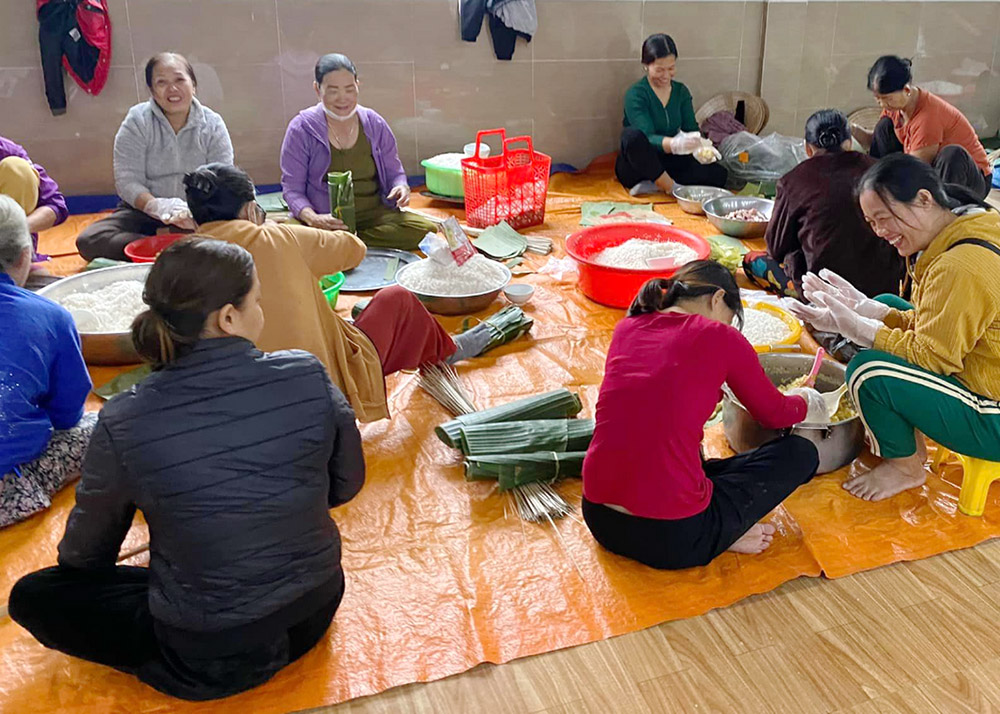 Four sisters and laywomen make banh chung at the Missionaries of Charity  convent on Feb. 1 in Quang Tri province. Sr. Mary Francesca Truong Thi Hanh said they provide 70 banh chung to flood victims, scrap collectors and others in need to celebrate the festival. (Joachim Pham)