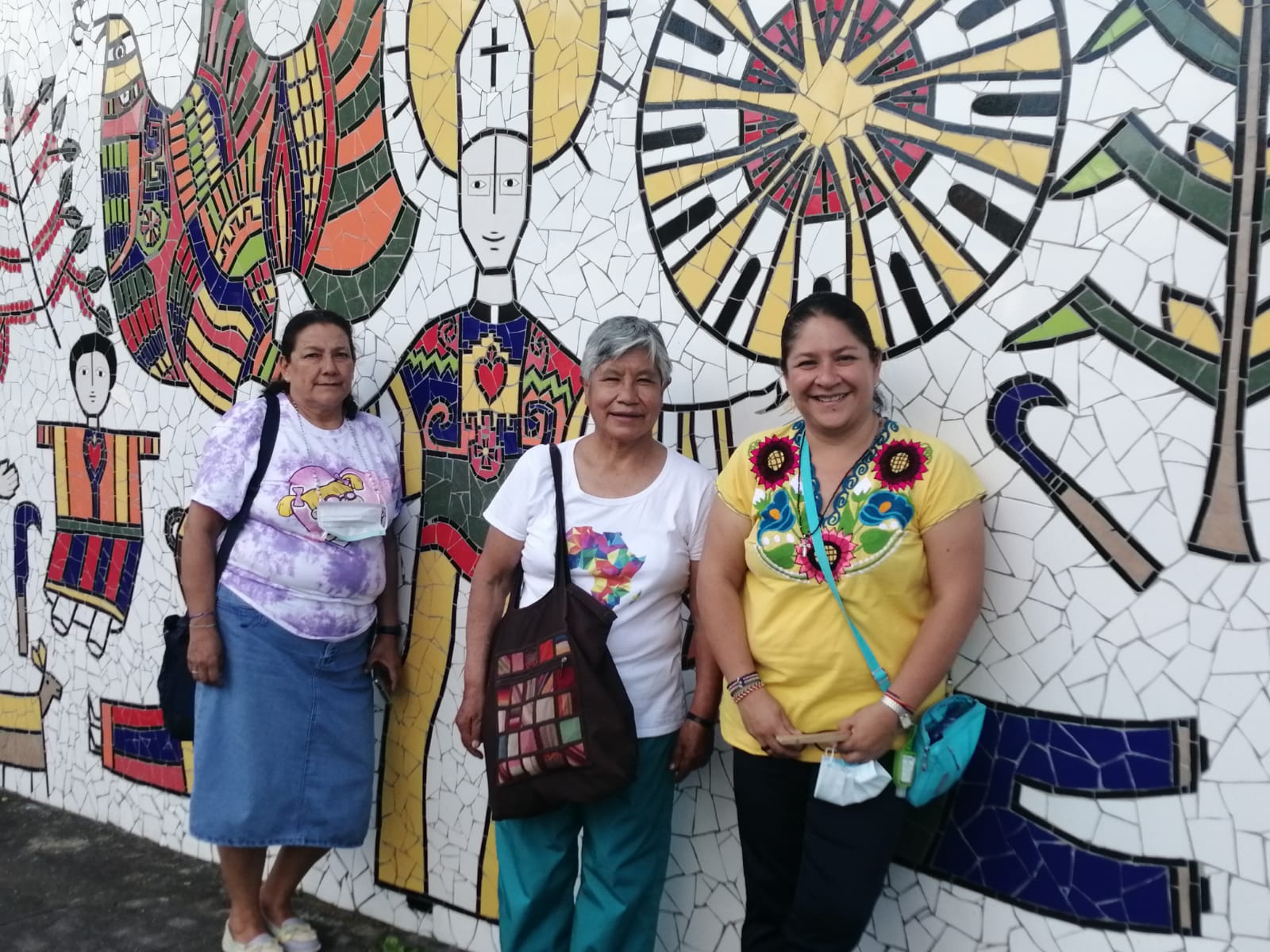 La Hna. Zaira Gutiérrez, a la derecha con camisa amarilla, posa para una foto con otras Apostólicas del Corazón de Jesús, frente a un mural de azulejos que representa a san Óscar Romero en San Salvador, El Salvador, en noviembre de 2022. Gutiérrez dice que la vida de san Romero influyó en su vocación y compromiso con los pobres.  (Foto: cortesía Apostólicas del Corazón de Jesús)