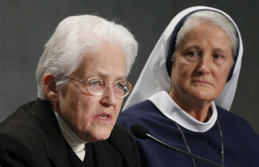 La Hna. Sharon Holland (izquierda), entonces presidenta de la Conferencia de Liderazgo de Religiosas, habla mientras la Hna. Agnes Mary Donovan, coordinadora del Consejo de Superioras Mayores de Religiosas, escucha durante una conferencia de prensa, en el Vaticano el 16 de diciembre de 2014, para la publicación del informe final de una investigación ordenada por el Vaticano sobre las comunidades religiosas de Estados Unidos. La visita se llevó a cabo entre 2009 y 2012. (Foto: CNS/Paul Haring) 