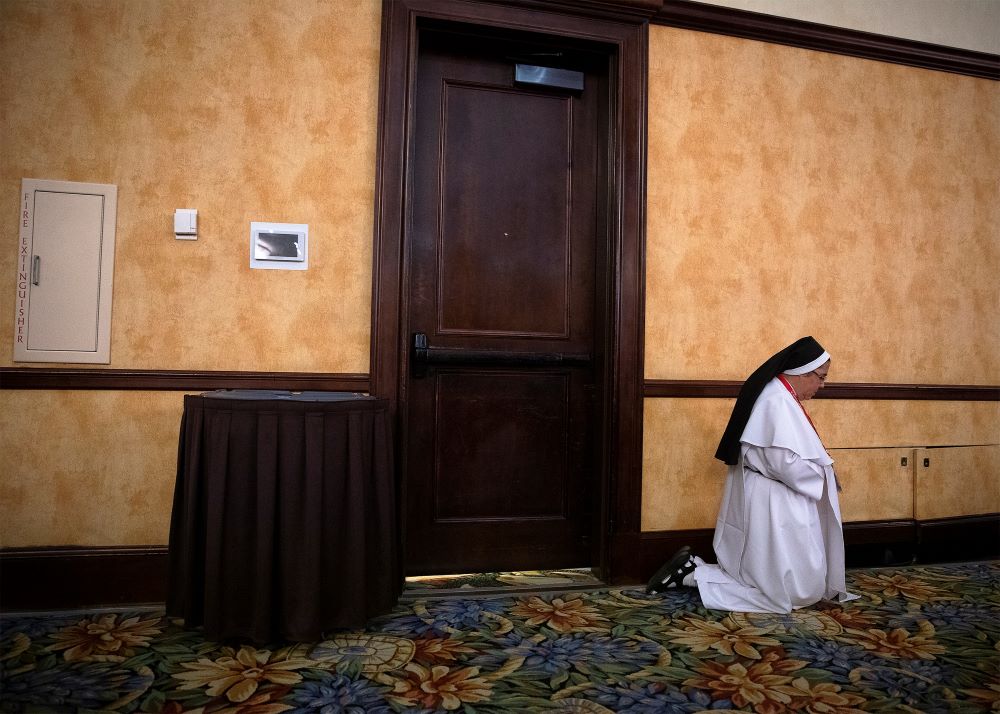 Una religiosa reza el 21 de septiembre de 2018 durante el Quinto Encuentro Nacional en Grapevine, Texas, Estados Unidos. (Foto: CNS/Tyler Orsburn)