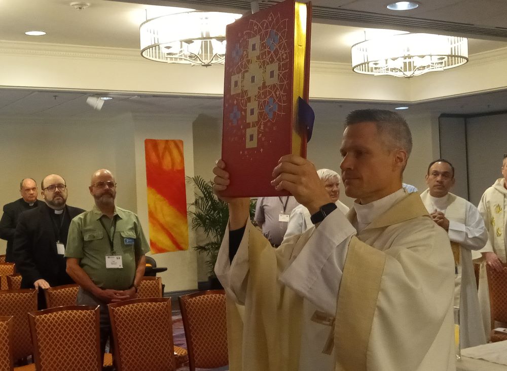 Glenmary Fr. Aaron Wessman celebrates Mass during the inaugural Paulist Summit on Polarization.