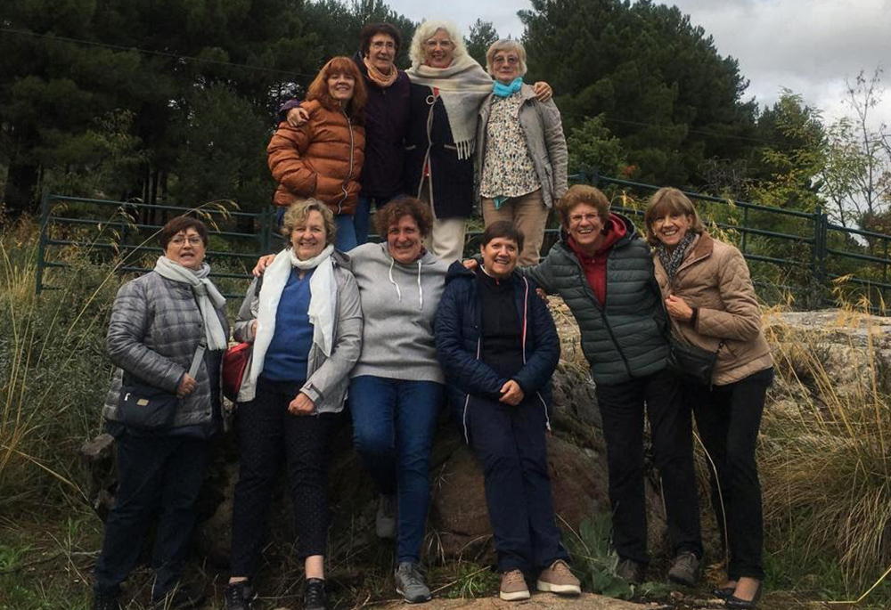 Hna. Magda Bennásar, segunda por la derecha, con miembros de la comunidad de Magdala (Foto: cortesía Magda Bennásar) 