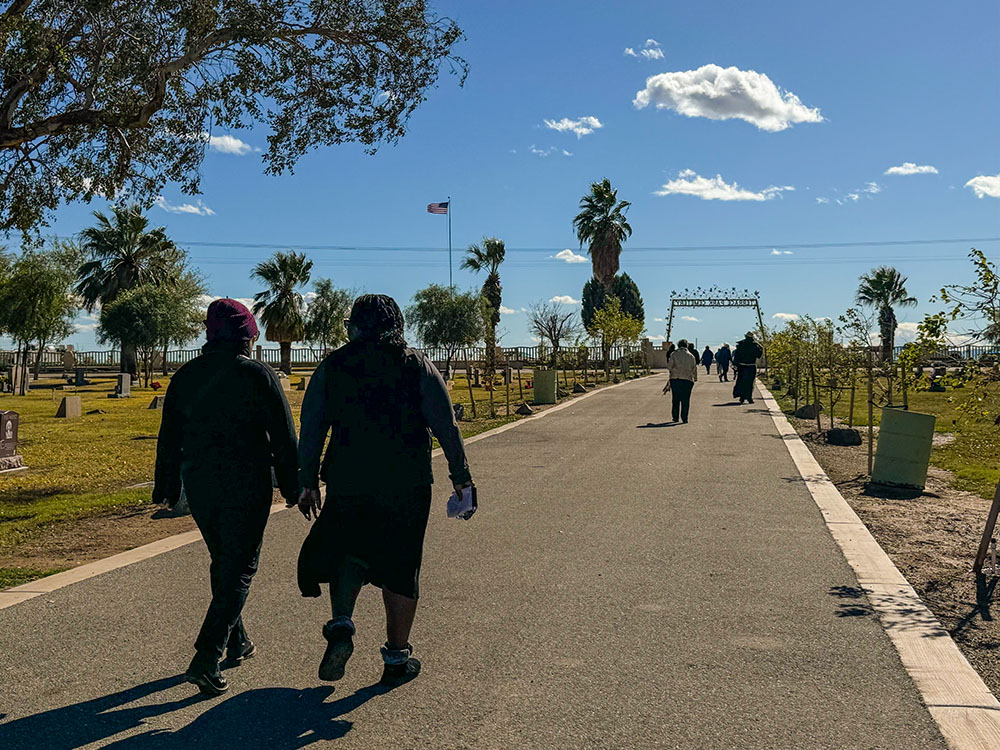 La Hna. Mary Grace Ramos, izquierda, y la Hna. Florence Anyabuonwu, ambas de las Hermanas de San José de Orange, California, salen del cementerio Terrace Park en Holtville, California, el 7 de febrero de 2024, en donde junto a otras hermanas rezaron cerca de una sección de tumbas separadas del resto del camposanto, que incluyen restos de migrantes anónimos que murieron después de cruzar la frontera sur de EE. UU. (Foto: Rhina Guidos/GSR) 