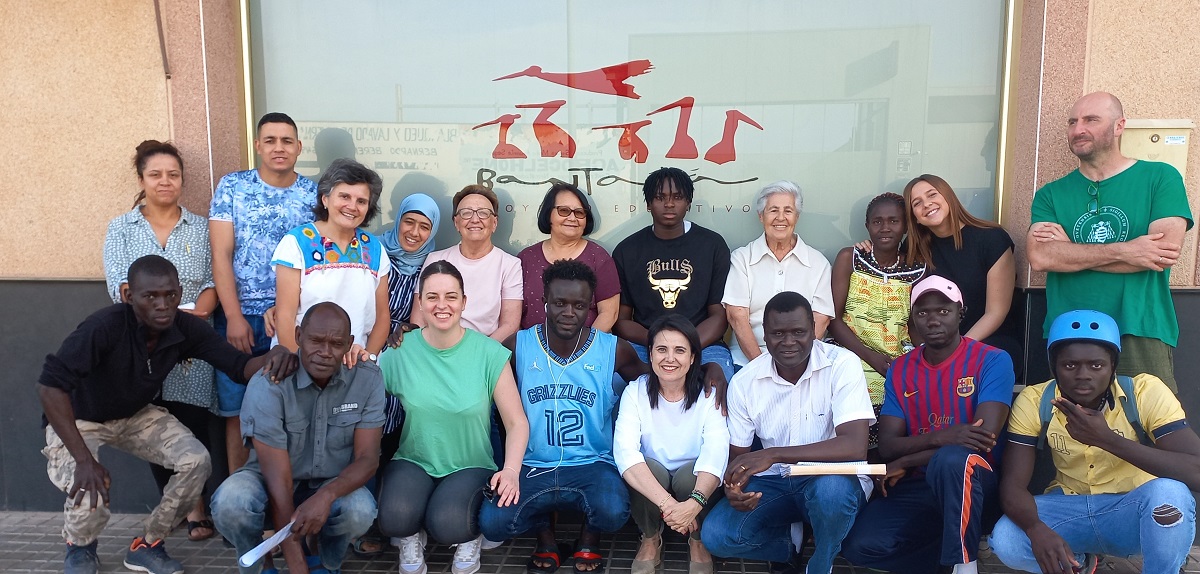 Fátima Santaló-Osorio, tercera por la izquierda en la fila superior, con hermanas, voluntarios, y migrantes del Proyecto Bantabá en Almería, España. (Foto: cortesía Fátima Santaló-Osorio)