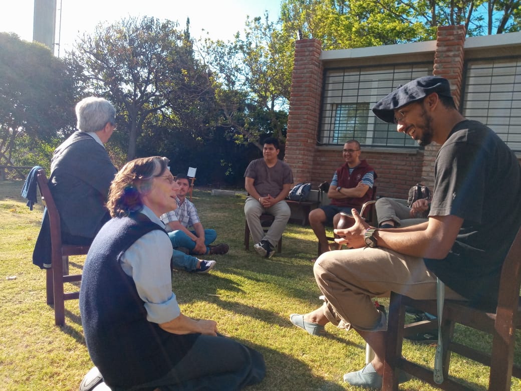 La hermana Susana Vanni durante una jornada intercongregacional con jóvenes en proceso de formacion en la casa del noviciado jesuita. Esta instancia de formación es propuesta por la CONFRU (Conferencia de Religiosas/os del Uruguay) en 2023. (Foto: cortesía Susana Vanni)