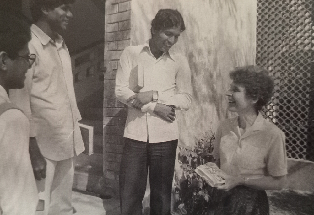 Sr. Miriam Francis Perlewitz talks with young seminarians in 1989 at Holy Spirit Seminary, Banani in Dhaka, Bangladesh, where she taught for 25 years. (Maryknoll Mission Archives)